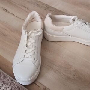 27 EDIT White Platform Lace-Up Sneakers with Cream Heel Accent